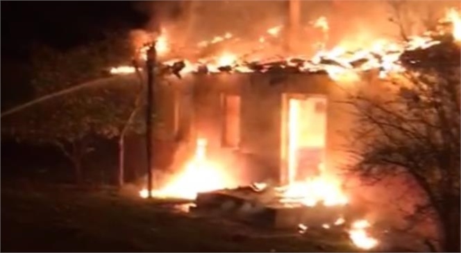 Mersin Tarsus'ta Kullanılmayan Okul Binasında Yangın Çıktı
