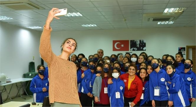 Galatasaraylı Voleybolcu Beren Yeşilırmak ‘kır Çiçekleri’ni Ziyaret Etti