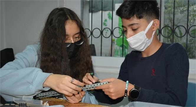 Mersin Büyükşehir’in Tarsus Kadın ve Çocuk Bilim, Teknoloji Atölyesi’ndeki Çocuklar Başarıdan Başarıya Koşuyor