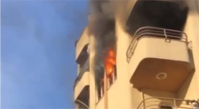 Mersin'de 5 Katlı Bir Binanın 4. Katında Yangın Çıktı