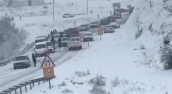 Mersin'in Yüksek Kesimlerinde Etkili Olan Kar Yağışında Araçlar Yolda Mahsur Kaldı