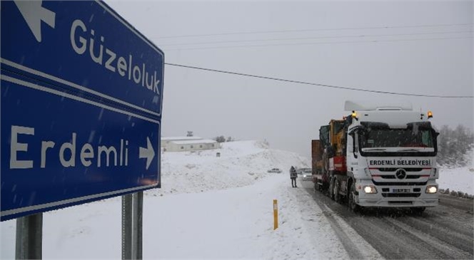 Torosların Yüksek Kesimlerinde Yağan Kar Nedeniyle Yollar Kapandı, Yolda Mahsur Kalan Araçların İmdadına Erdemli Belediyesi Ekipleri Yetişti