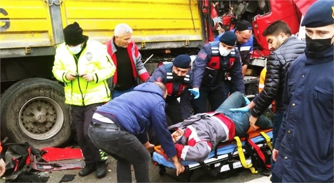Tem Otoyolu Tarsus Yenice Bölgesinde İki Tır’ın Karıştığı Kazada Sürücü Ağır Şekilde Yaralandı