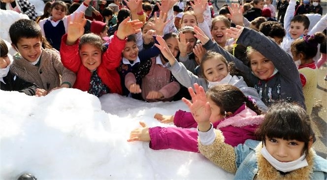 Akdeniz Belediyesi, Yarıyıl Tatili Bitip Okula Başlayan Öğrencilere ‘kar Sürprizi’ Yaptı.
