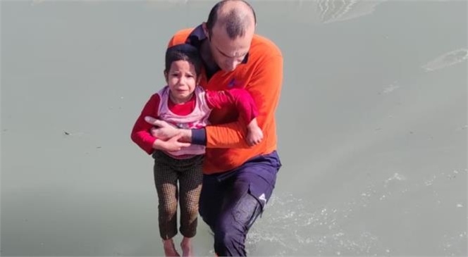 Tarsus’ta Dsi’ye Ait Olan Sulama Kanalına Düşen Küçük Kız Çocuğu, Mersin Büyükşehir Belediyesi Personelinin Dikkati Neticesinde Hayata Tutundu