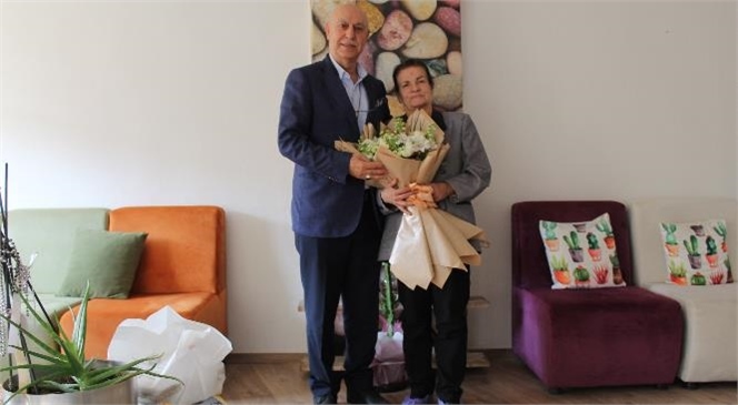 Ticaret Borsası Başkanı Murat Kaya 52 Yıl Aradan Sonra Sınıf Öğretmeni Hayrünnisa Özhazinedar’ı Evinde Ziyaret Etti