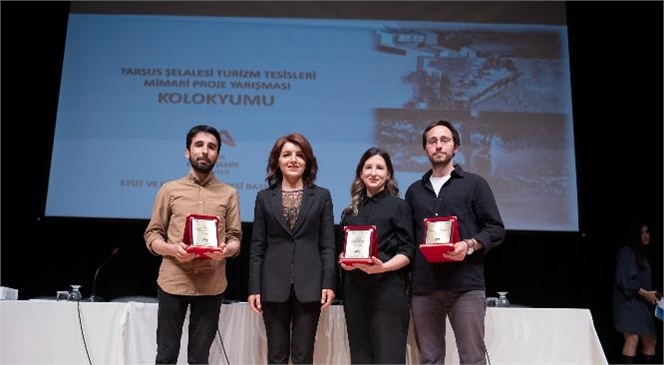 Ödül Kazanan Proje Sahiplerine Plaket Verildi