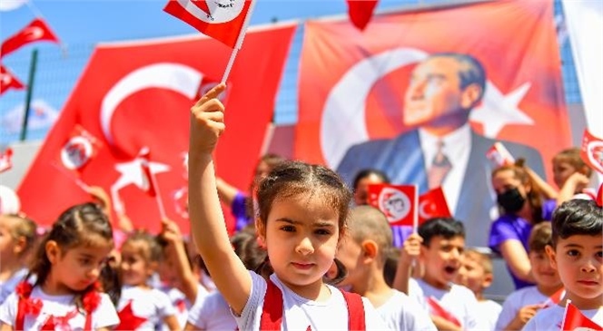 Türk Bayraklarıyla Süslenen Kreşte Minikler 23 Nisan Coşkusunu Yaşadı
