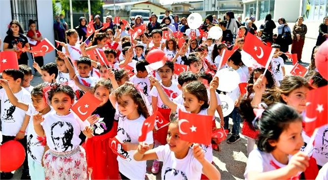 Mersin'de Minikler 23 Nisan Coşkusunu Sokaklara Taşıdı