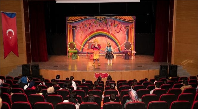 Mersin Şehir Tiyatrosu, İlçe Turnesinde Hem Çocuklar Hem de Yetişkinlerle Buluştu