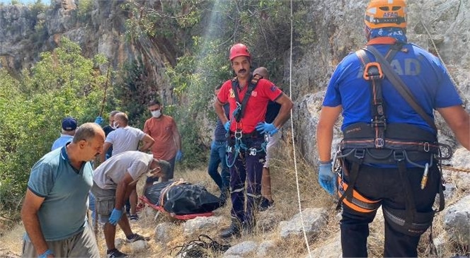 Mersin'de 49 Yaşındaki Bir Kişi Düştüğü Uçurumda Hayatını Kaybetti