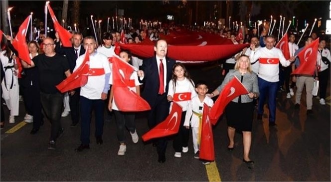 Mersin'de 99 Metre Türk Bayrağı Eşliğinde Cumhuriyet Coşkusu