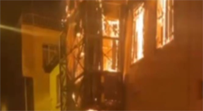 Mersin'de Gece Saatlerinde Bir Evde Yangın Çıktı, Ekipler Sevk Edildi