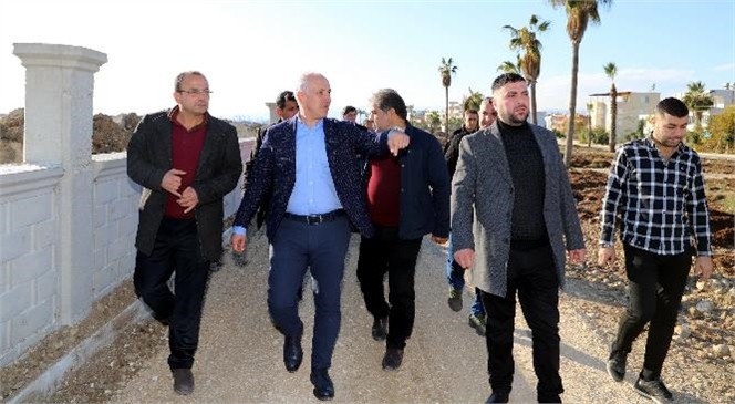 Akdeniz Belediye Başkanı Gültak, Karaduvar Mahallesini Ziyaret Ederek, Bölgeye Kazandırılacak Taziye Evi, Futbol Sahası İle Birlikte Sahilde Devam Eden Düzenleme Çalışmalarını İnceledi