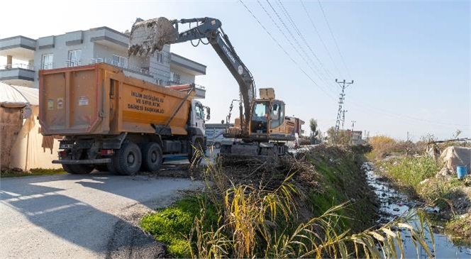 Adanalıoğlu’nda Kanaldan Çıkan ve Yol Kenarına Atılan Atıklar Mersin Büyükşehir Sayesinde Temizleniyor