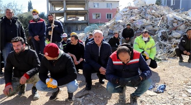Hatay Kırıkhan’da Arama Kurtarma Çalışması Yapan Ekiplerden Bilgi Aldı, Deprem Mağduru Vatandaşları Dinledi