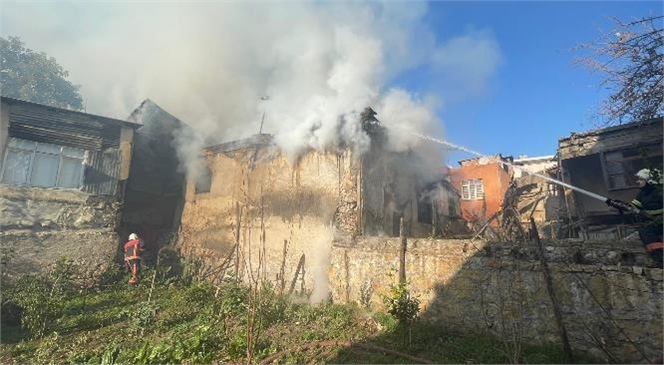 Mersin Tarsus'ta Eski Yapı Evlerde Yangın Meydana Geldi