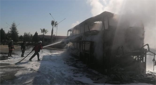 Mersin'de Otoyolda Park Alanında Yolcu Otobüsü Yandı