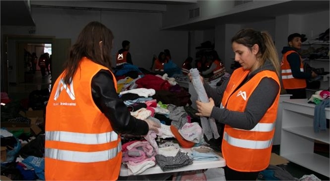 Mersin Büyükşehir, Yüzlerce Gönüllüyle Depremzedeler İçin Çalışıyor