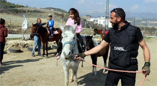 Akdeniz’de Depremzede Çocuklar At Binmenin Mutluluğunu Yaşadı