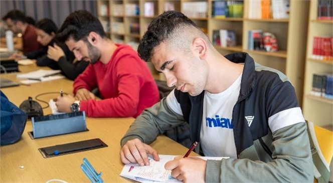 Deprem Bölgelerinden Gelen Öğrencilerin Uğrak Noktası: Adres Okuma Salonu