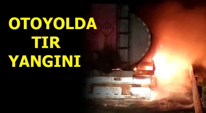 Mersin'in Tarsus İlçesinde Tankerinde Asfalt Yükü Bulunan TIR'ın Dorse Bölümünde Yangın Çıktı