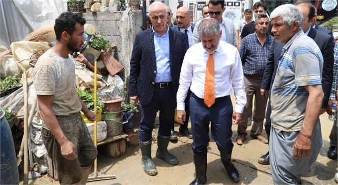 Akdeniz Belediye Başkanı M. Mustafa Gültak, Kenti Vuran Sağanak Yağış Sonucu Ev, İşyeri ve Tarım Arazilerini Su Basan Vatandaşlarla Bir Araya Geldi