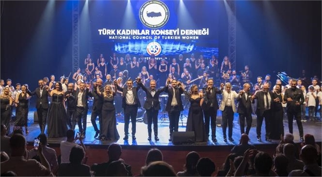 Başkan Seçer ve Eşi Meral Seçer, Türk Kadınlar Konseyi Derneği’nin ‘geleceğe Ses Ver Senfonik Pop Konseri’ni Dinledi