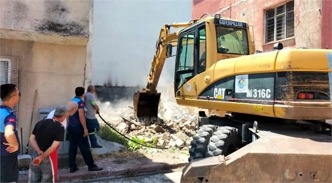 Akdeniz Belediyesi; Vatandaşların Can Güvenliğini Eden, Görsel Açıdan da Kirlilik Yaratan Terk Edilmiş Binaların Yıkım Çalışmalarına Aralıksız Devam Ediyor