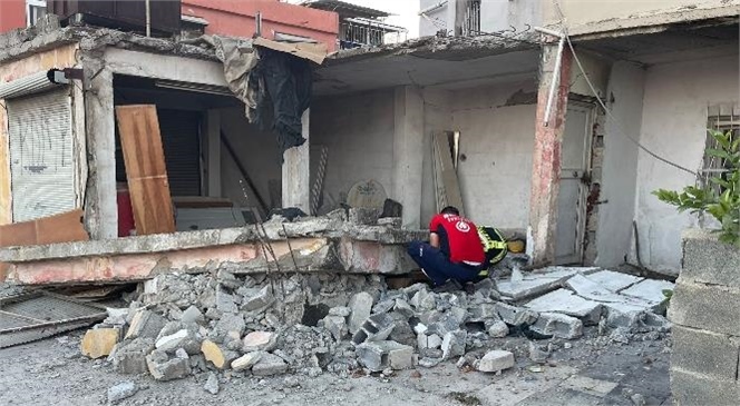 Mersin Tarsus'ta Eski Yapı Evin Duvarı Çöktü, 1 Çocuk Yaralandı