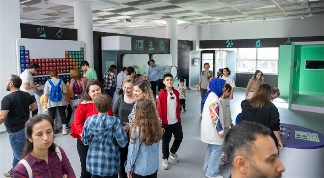 Mersin Büyükşehir’in 100. Yıl Mercan Bilim Merkezi’ne Binlerce Ziyaretçi Akın Etti! Çocuklar Mercan’da Eğlenirken Öğreniyor