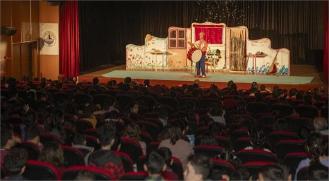 Büyükşehir Sayesinde Mersin 2023’te Tiyatroya Doydu, Şehir Tiyatrosu Uzman Kadrosuyla Seyirciden Tam Not Aldı