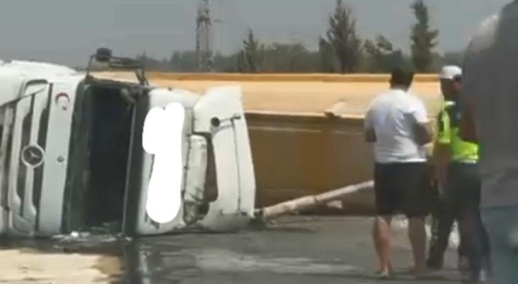 Mersin Tarsus E-5 Karayolunda Harfiyat Kamyonu Devrildi