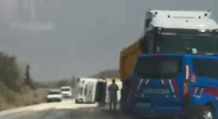 Mersin Tarsus'ta Meydana Gelen Kazada Kamyon Devrildi, Otomobil Şarampole Uçtu