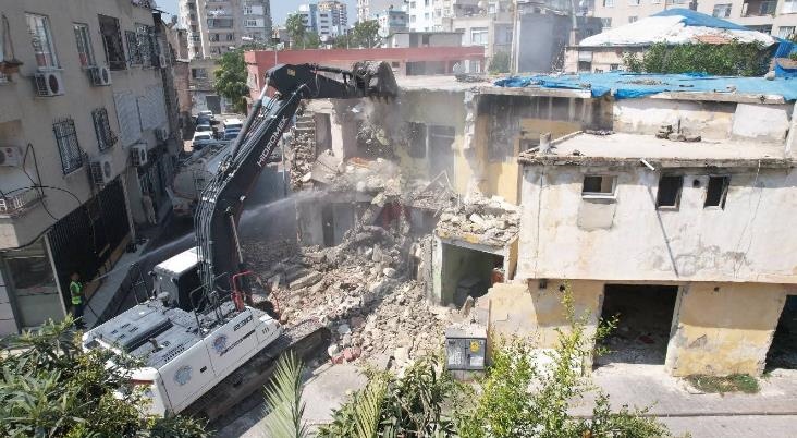 Akdeniz'de Risk Yaratan Metruk Yapılarla Mücadele Sürüyor