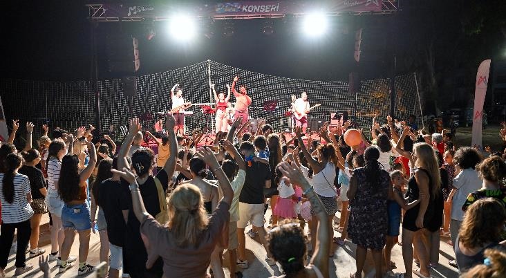 Mersinliler Yazın Son Günlerinin Tadını Büyükşehir’in Konserleri İle Çıkarıyor