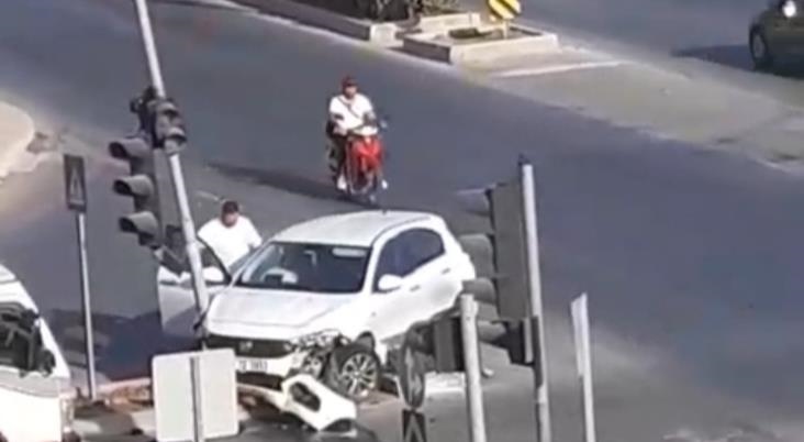 Mersin'de Direğe Çarpan Otomobil Kazayı Maddi Hasarla Atlattı