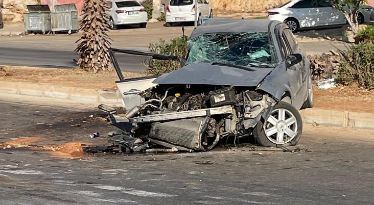 Mersin Silifke Akkum Sahil Yolunda Yüksek Hız Faciası: Araç Palmiyeye ve Direğe Çarptı