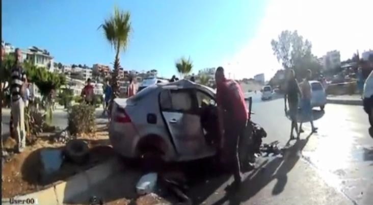 Mersin'de Araçta Sıkışan Sürücüyü Mersin Büyükşehir İtfaiyesi Kurtardı