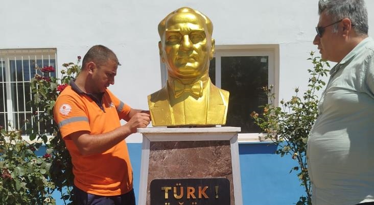 Mersin Büyükşehir Ekiplerinden Çamlıyayla’da Atatürk Büstü Boyama Çalışması