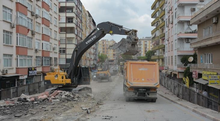 Büyükşehir Ekipleri Tarsus’ta Sunay Atilla Üstgeçidi’ni Yıkmaya Başladı
