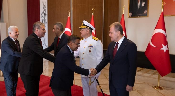 Başkan Seçer ve Meral Seçer, Mersinlilerin Zafer Bayramı Coşkusuna Ortak Oldu