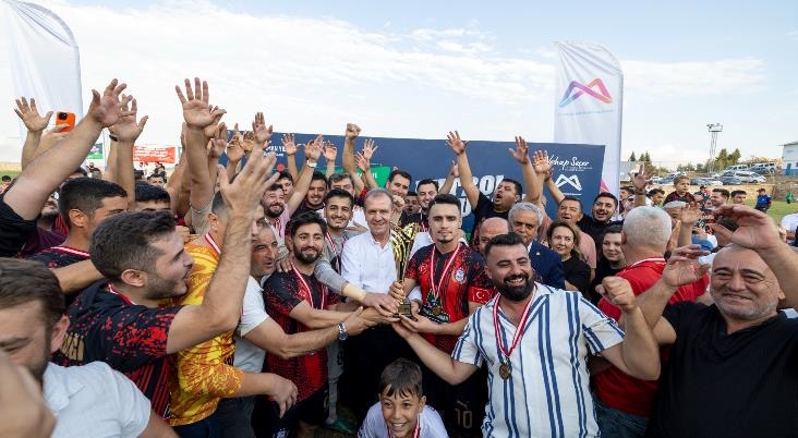 Başkan Seçer, ‘30 Ağustos Ayvagediği Zafer Kupası Futbol Turnuvası’nın Final Maçını İzledi