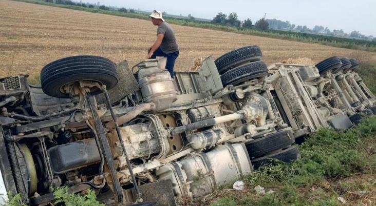 Tarsus Alifakı Yolunda Mısır Balyası Yüklü TIR Devrildi