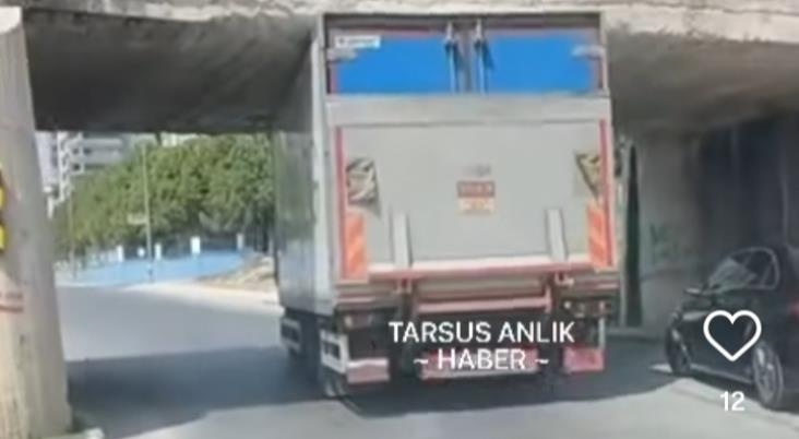 Tarsus'ta Dsi Köprüsüne Yine Bir Kamyonet Sıkıştı