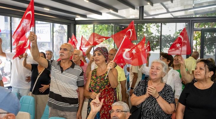 Emekliler, Büyükşehir Belediyesi’nin Erdemli Emekli Evi’nde Türkülerle Buluştu