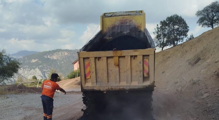Mersin Büyükşehir Belediyesi’nin Çamlıyayla’da Asfalt Yama Çalışması Devam Ediyor