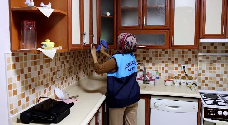 Akdeniz Belediyesi, Evde Temizlik Hizmetiyle Sosyal Destek Sağlıyor