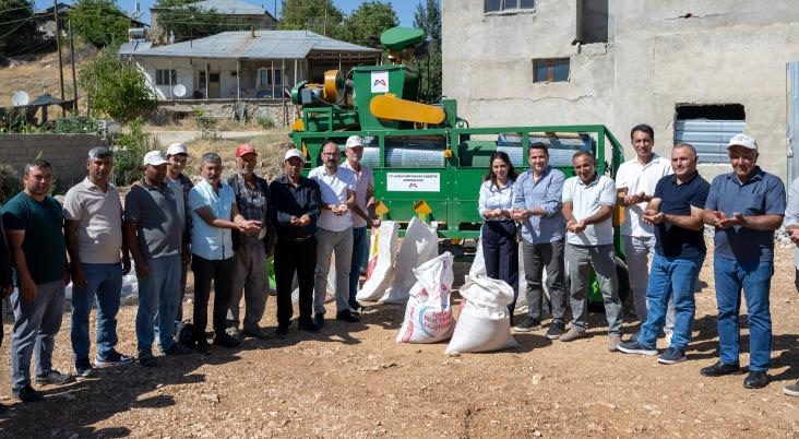 Mersin Büyükşehir’den Üreticilere ‘tohum Eleme Makinesi’ Desteği