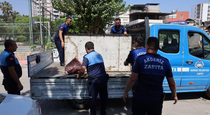 Mersin Akdeniz’de Sokağı Hurda ve Çöplerle Dolduran Vatandaşa İdari Para Cezası
